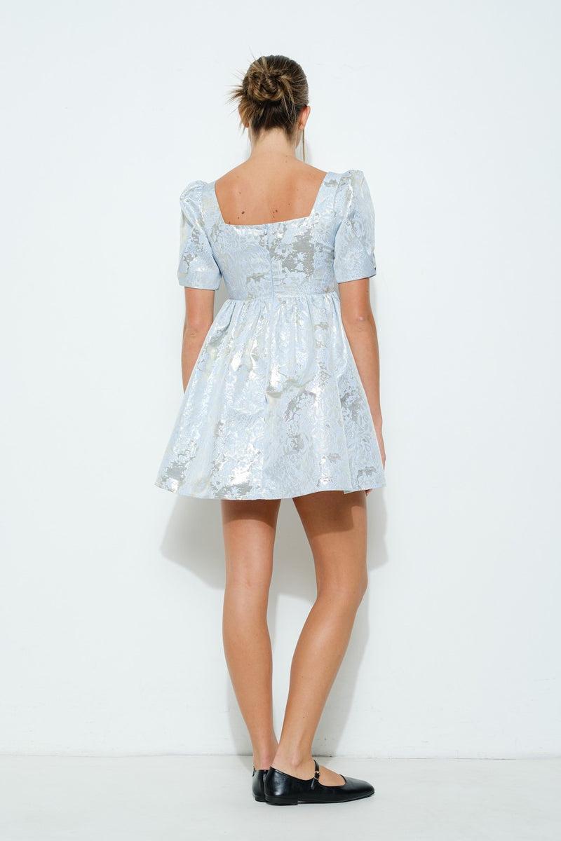 This cocktail dress features a square neckline with short sleeves and a babydoll fit and flare silhouette with a metallic jacquard fabric. This is a chic choice for your next homecoming or formal event.

IDK IDK8227
