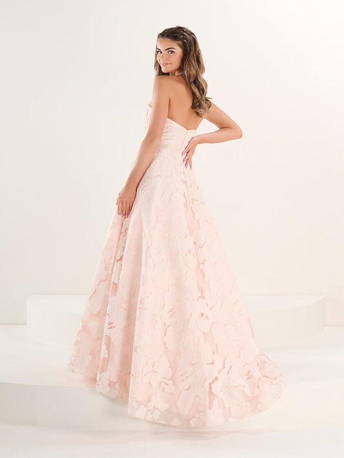 This dress features a strapless sweetheart neckline with lace fabric and an A-line silhouette. Style this dress to make it your own at your next prom or formal event.

HOW 16317