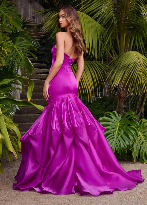 This stunning gown features a mermaid silhouette, a sweetheart neckline, and shiny organza fabric. Add a pair of statement earrings to create the perfect pageant look.&nbsp;

Ashley Lauren 11733