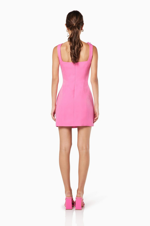 This cocktail dress features a square neckline with 1-inch straps, a fitted silhouette with 3D rose details. This is an excellent choice for your next homecoming or formal event.


ELT&nbsp;E2082334