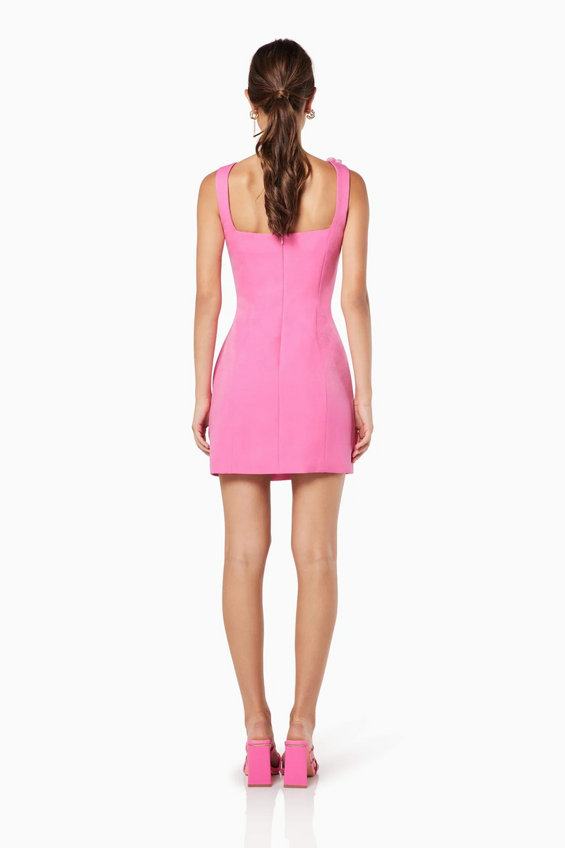 This cocktail dress features a square neckline with 1-inch straps, a fitted silhouette with 3D rose details. This is an excellent choice for your next homecoming or formal event.


ELT&nbsp;E2082334