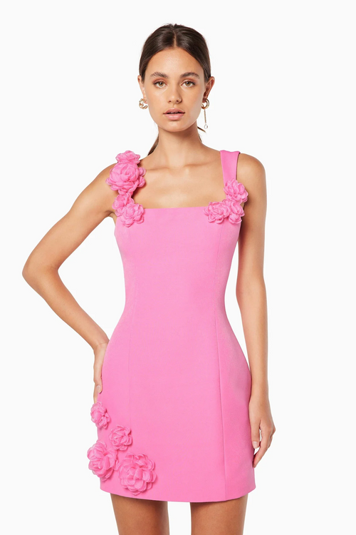This cocktail dress features a square neckline with 1-inch straps, a fitted silhouette with 3D rose details. This is an excellent choice for your next homecoming or formal event.


ELT E2082334