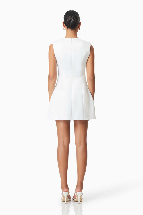 This dress features a fit and a flare silhouette, and beautiful 3D sparkly flower detailing. Pair this dress with some fun heels and earrings for the perfect formal event look.&nbsp;

ELT E4112427