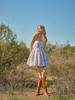 This cocktail dress features a strapless neckline with textured jacquard floral fabric and a voluminous pleated pumpkin hem with an oversized back tie detail. Style this dress to make it your own at your next homecoming or formal event.

BLB 36948D