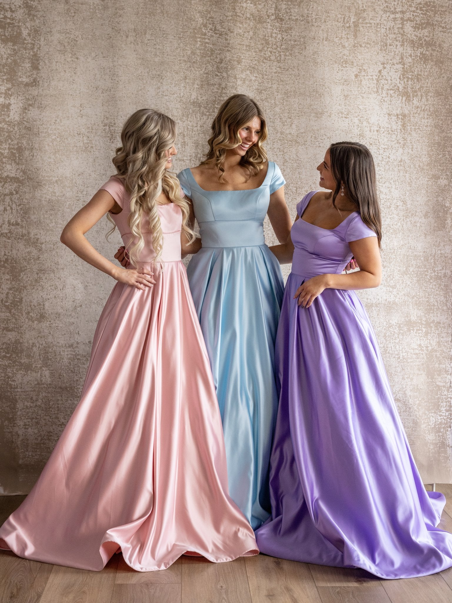 Holla – Ypsilon Dresses