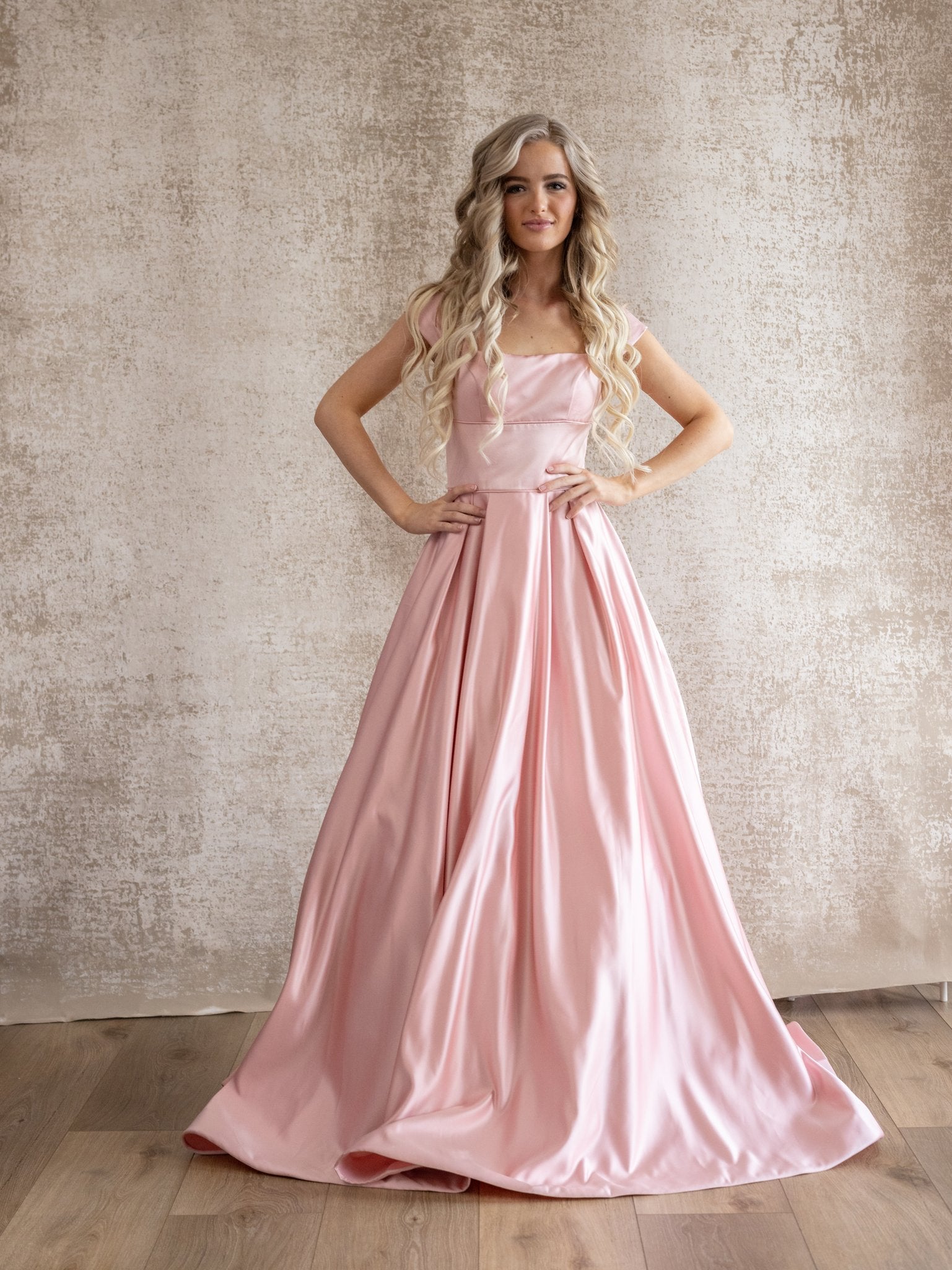 Holla – Ypsilon Dresses